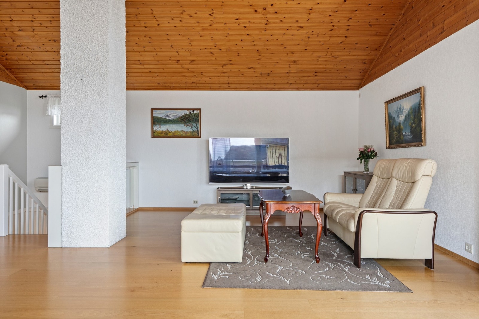 Gulvene i stuen har parkett. Galleribilde