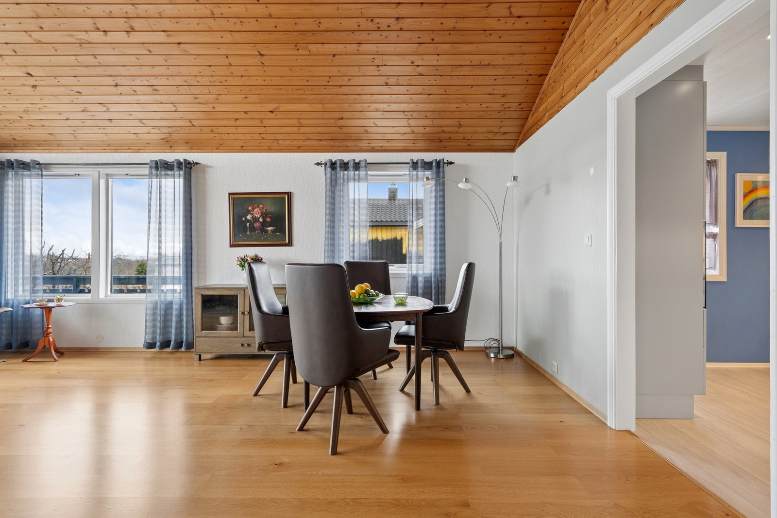 God plass til et stort spisebord for hyggelige måltider med familie og venner. Galleribilde
