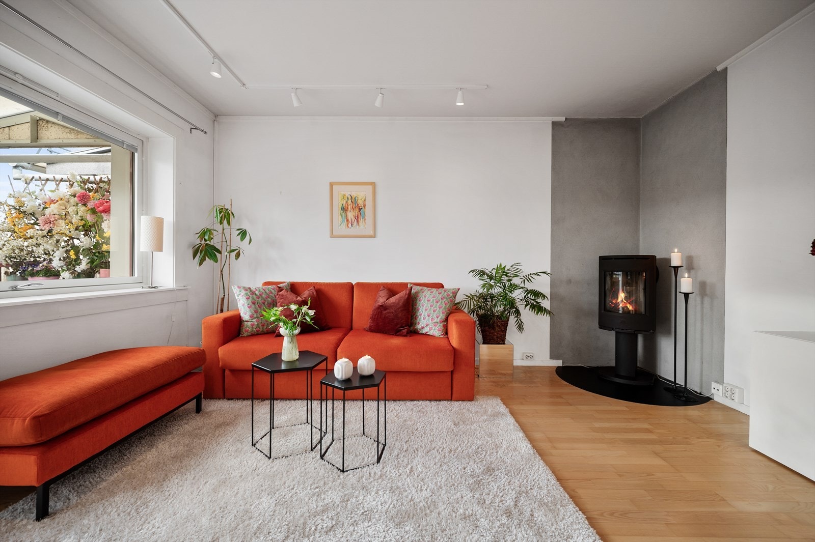 Leiligheten har en gjennomgående planløsning med rikelig lysinnslipp, og en peisovn som gir ekstra varme og hygge. Galleribilde