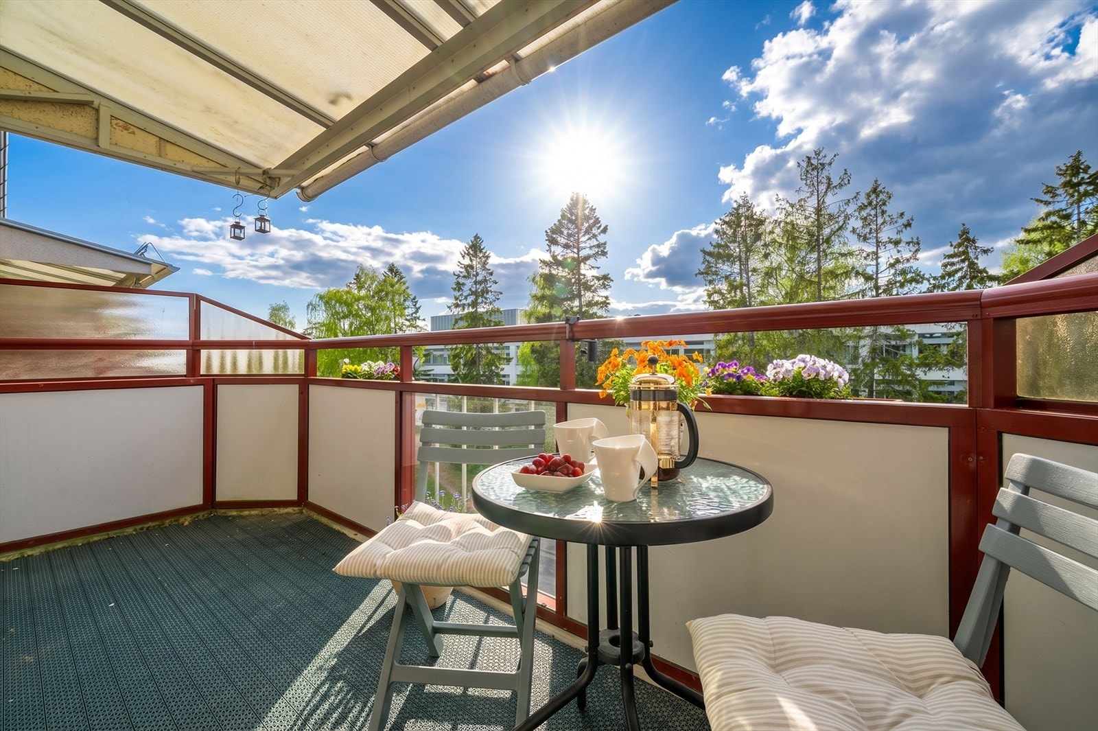 Den vestvendte balkongen er usjenert og har gode solforhold, med plass til en hyggelig sittegruppe. Galleribilde