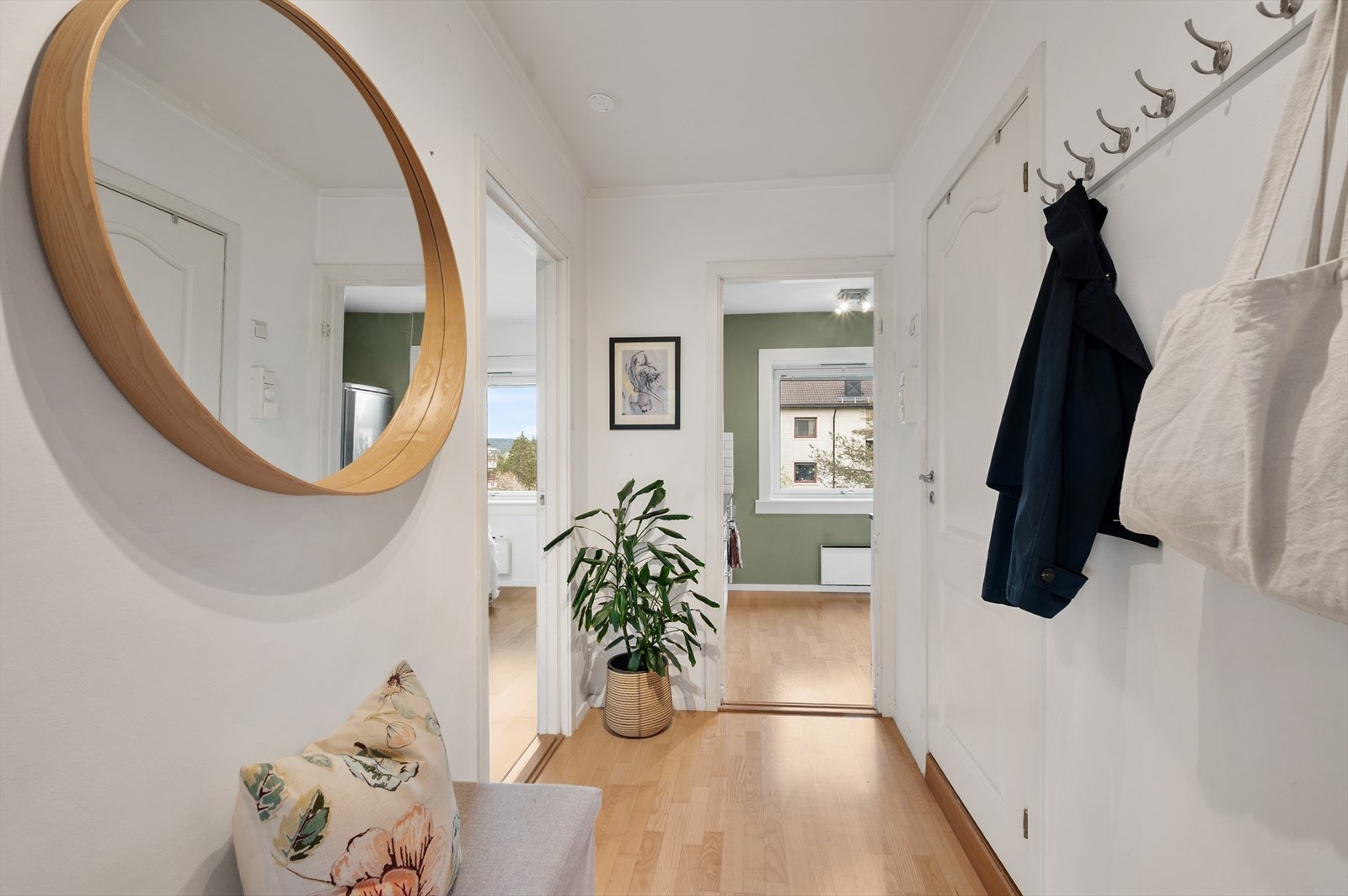 Fra entréen er det direkte tilgang til alle rom i leiligheten. Galleribilde