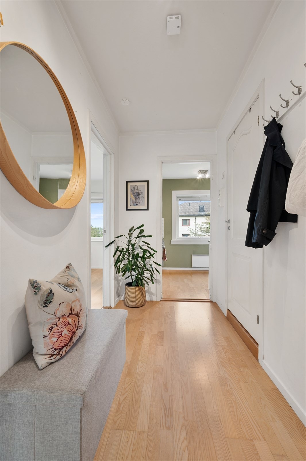 I leilighetens entré har man plass til diverse oppbevaring av yttertøy, i tillegg til en innvendig bod. Galleribilde