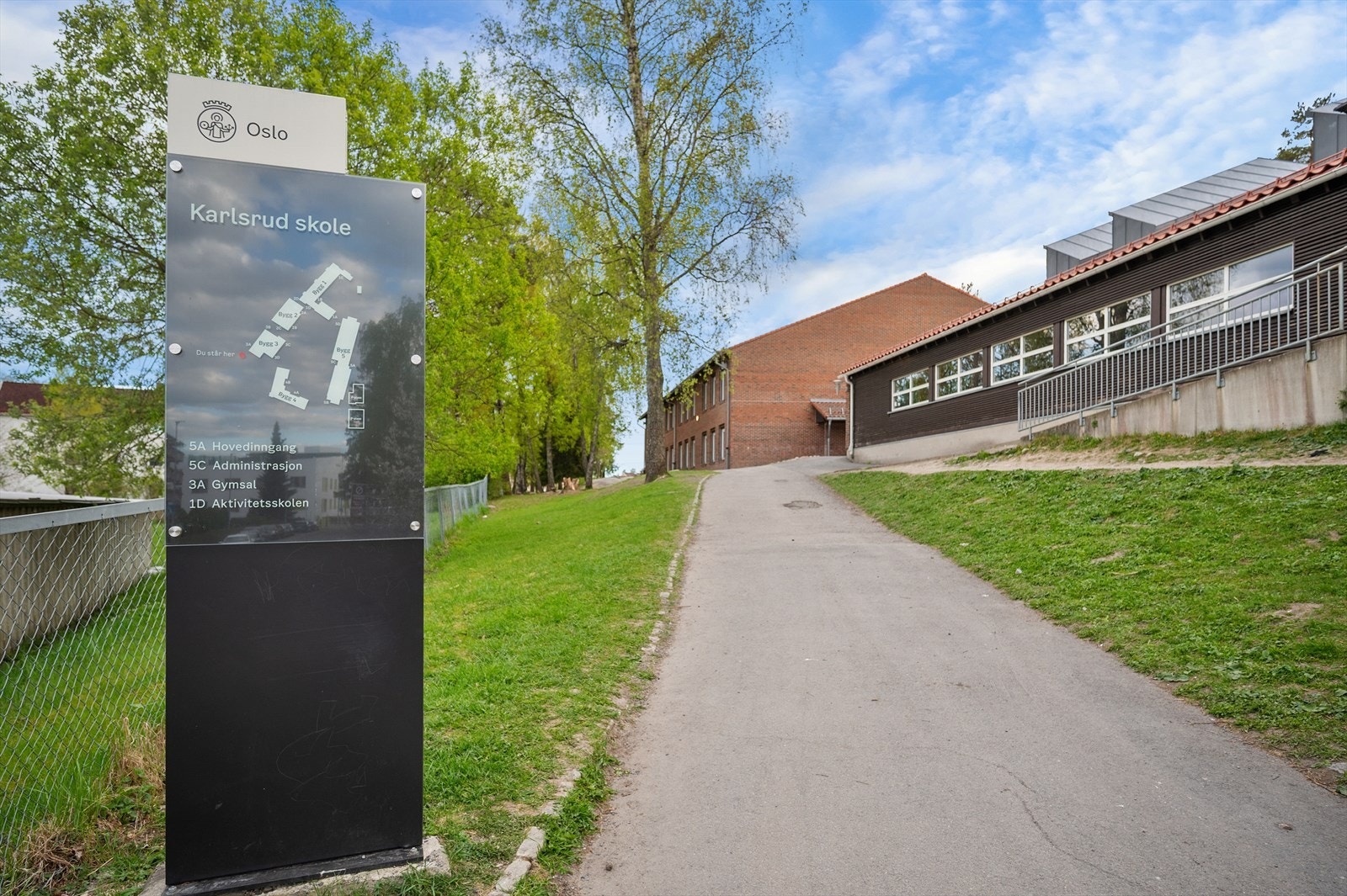Karlsrud barne- og ungdomsskole ligger like i nærheten av leiligheten. Galleribilde