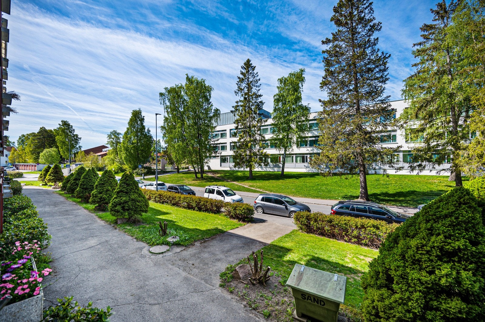 Borettslaget har pent opparbeidede fellesarealer med plener og interne gangveier. Galleribilde