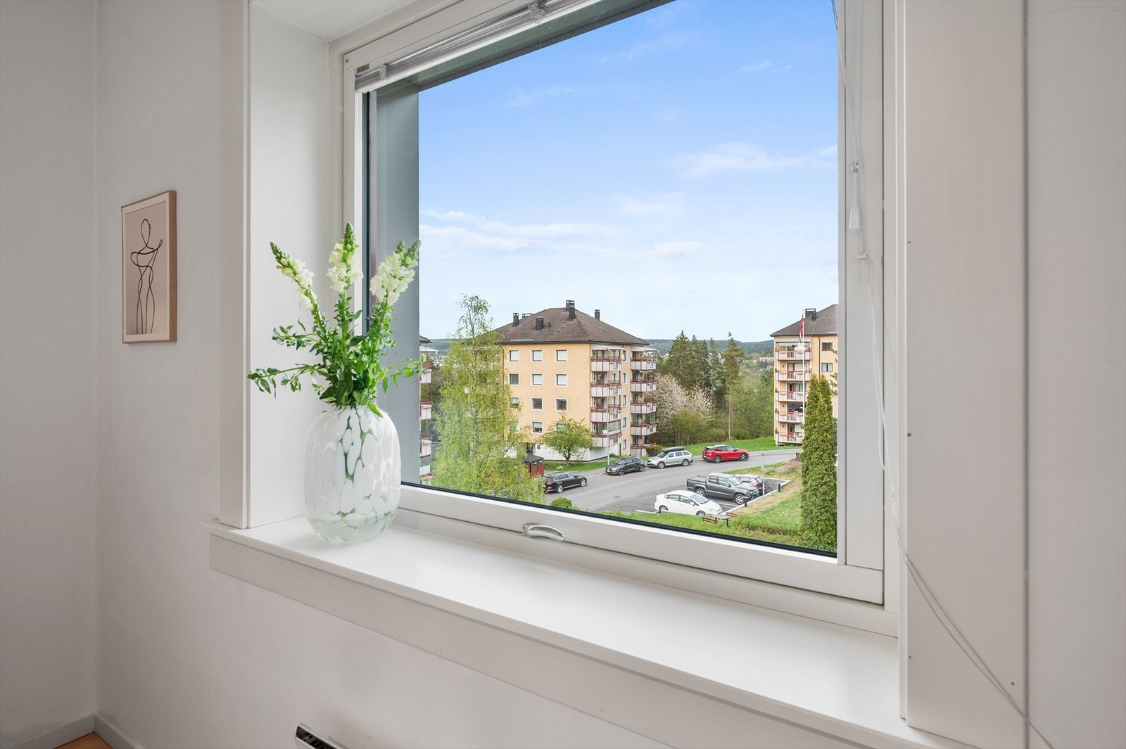 Vinduet vender ut mot rolige fellesarealer. Galleribilde