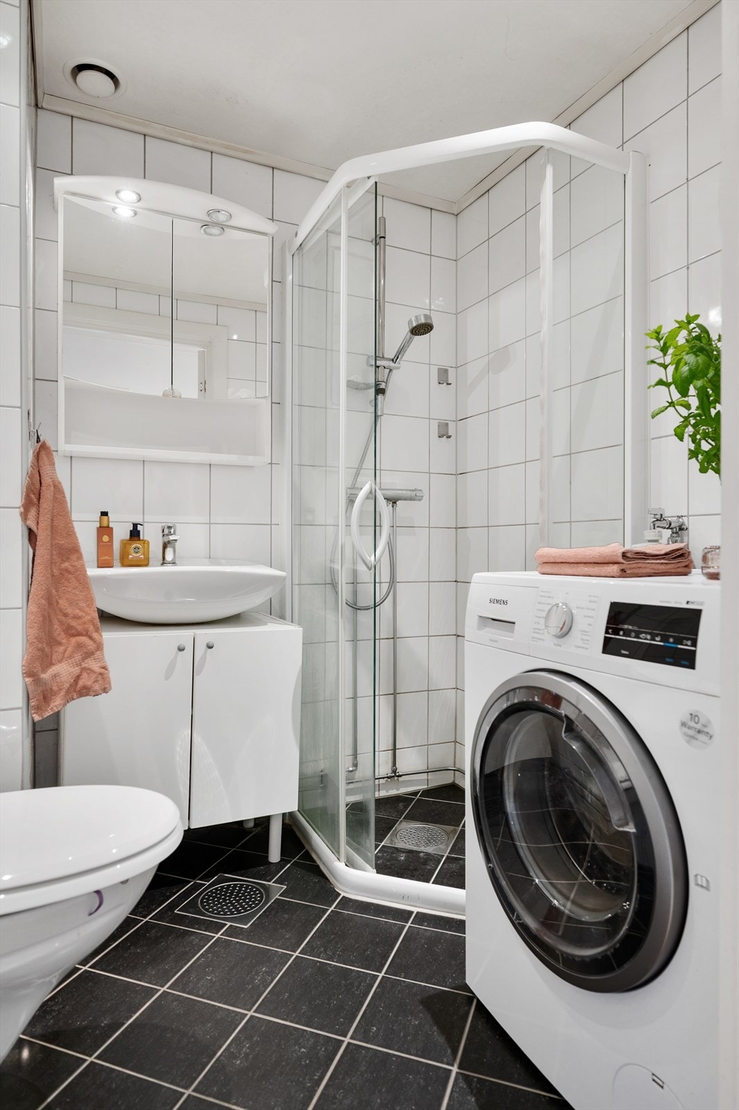 Det er opplegg for vaskemaskin på badet. Galleribilde