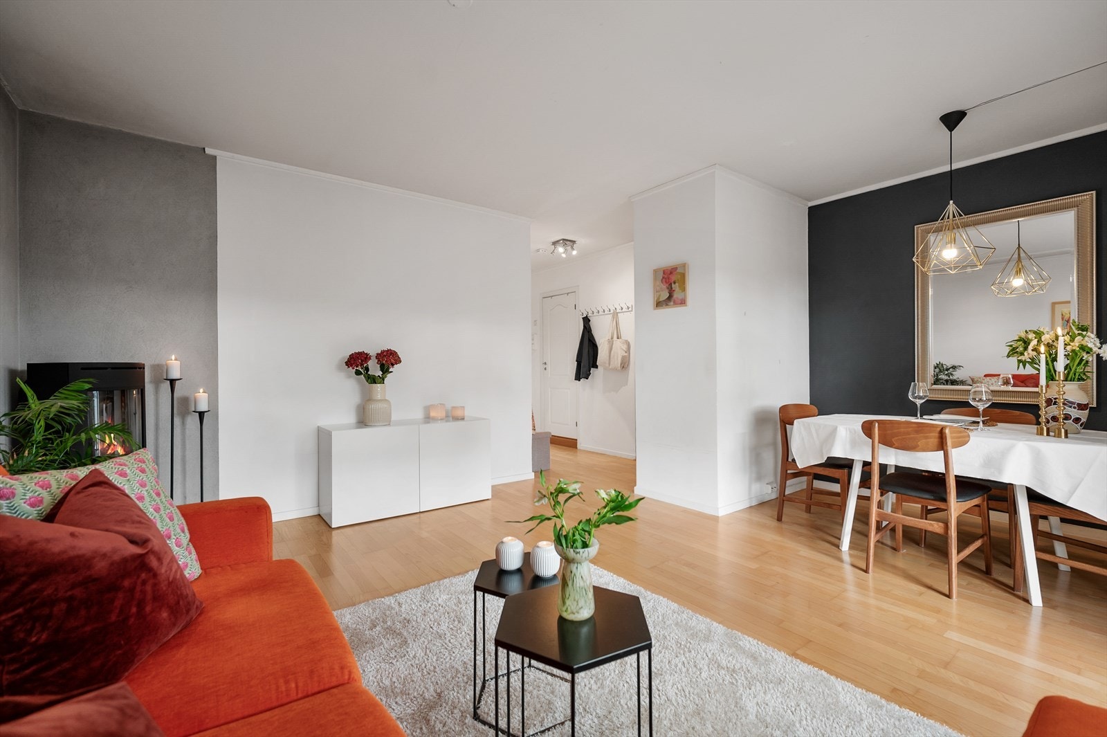 Stuen er enkel å møblere i ulike soner for sofagruppe og spiseplass. Galleribilde