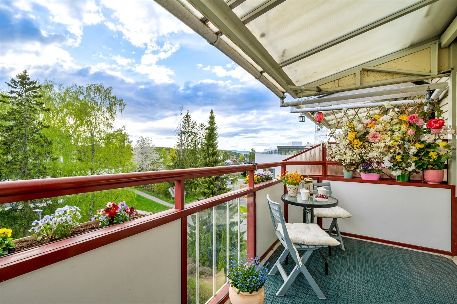 Romslig balkong på 7 m². Som toppleilighet er balkongen usjenert. Galleribilde