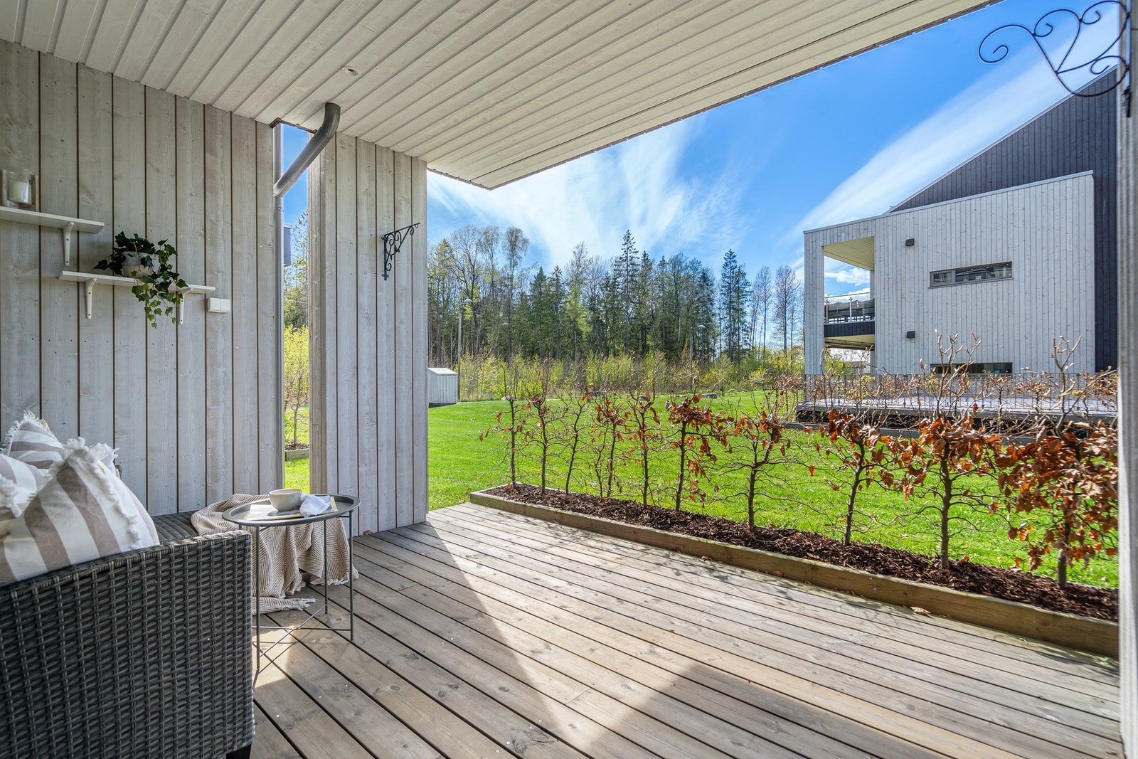 Lun og solrik terrasse Galleribilde
