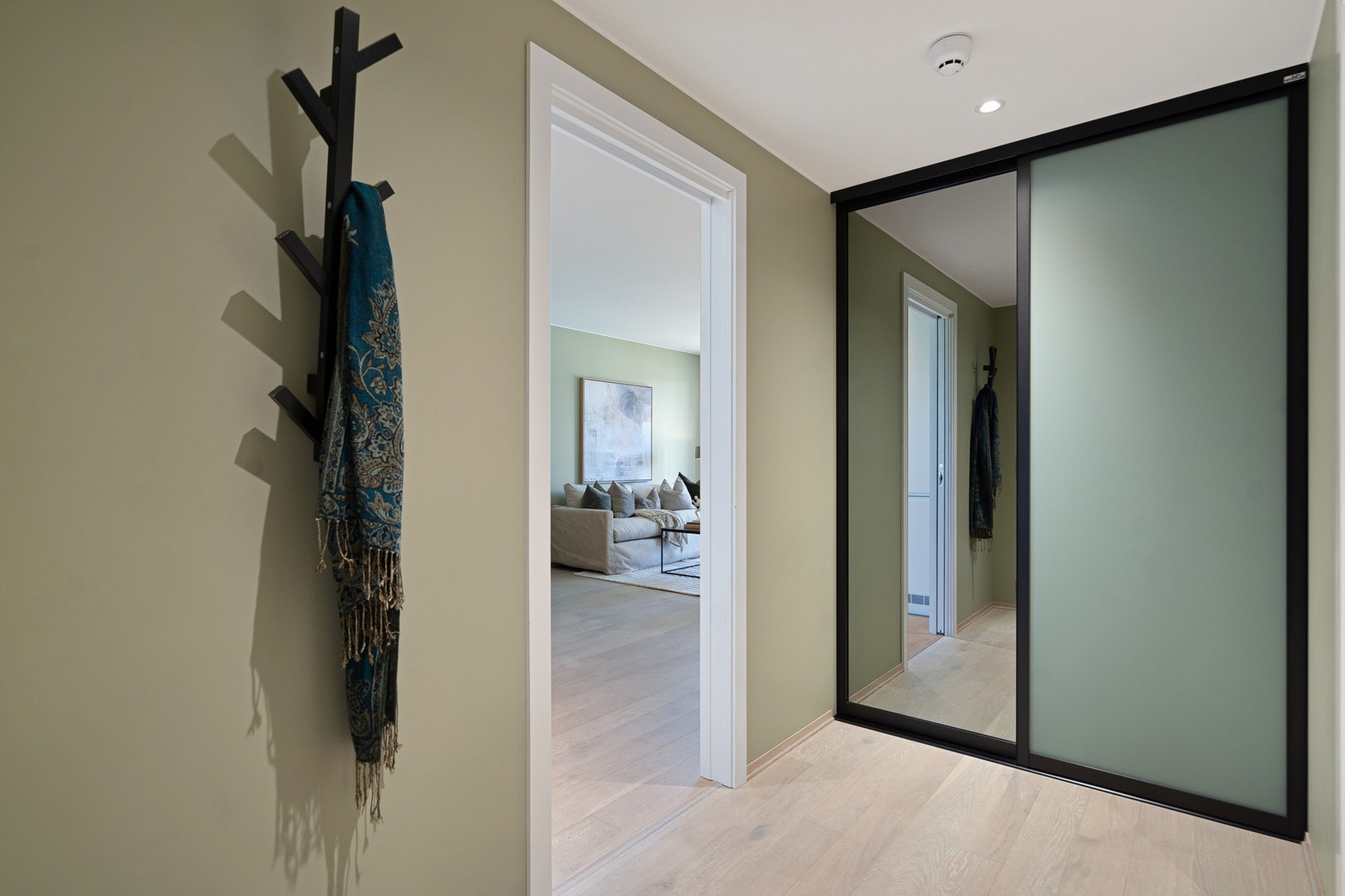 Romslig hall med skyvedørgarderobe Galleribilde
