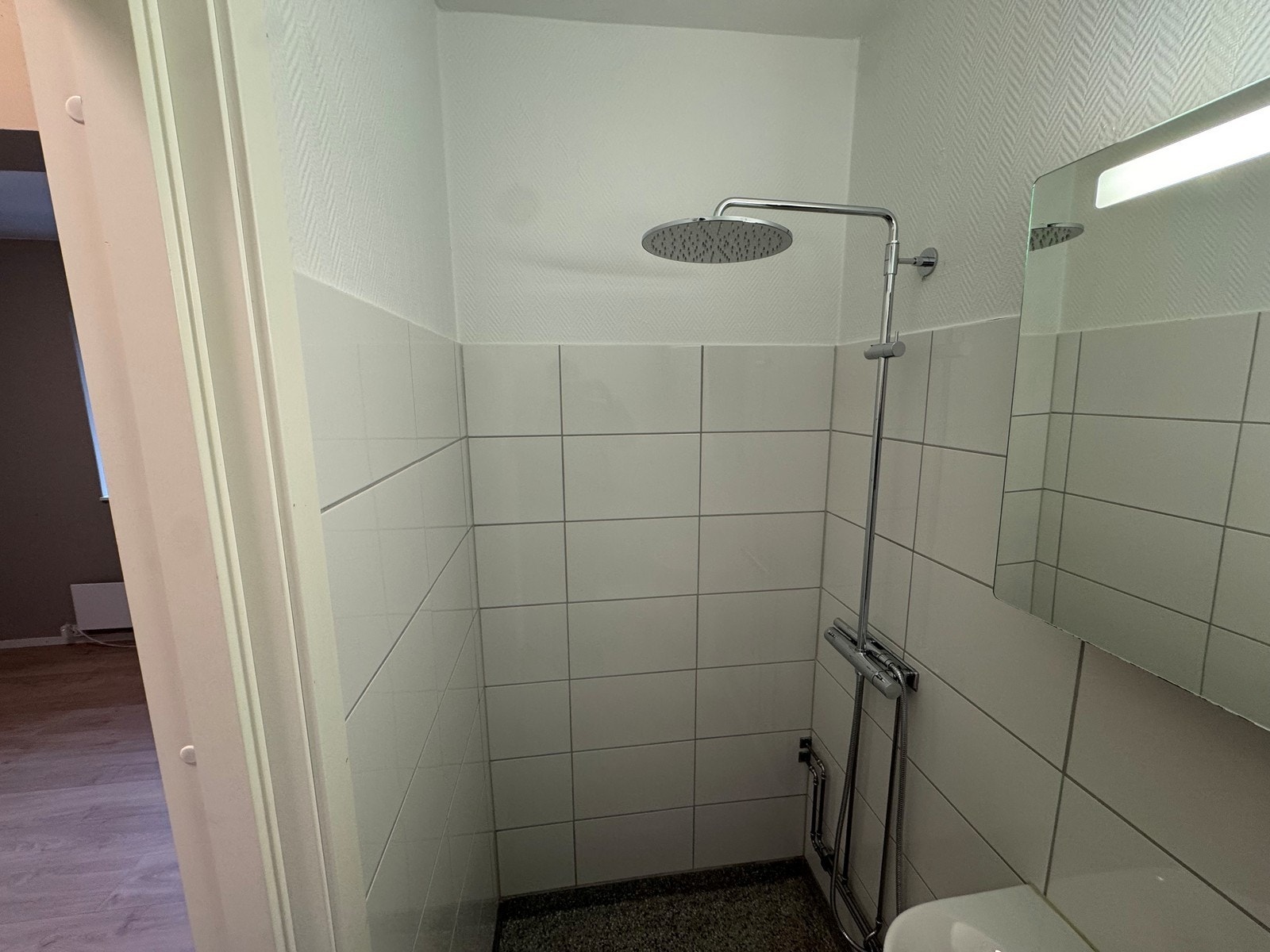 Bad har ikke varmekabler i gulv. Galleribilde