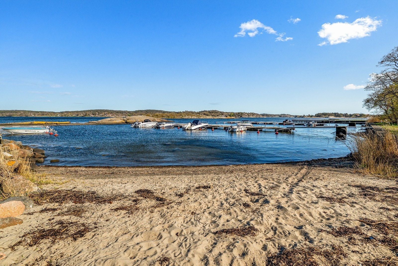 Nydelig og barnevennlig sandstrand finnes ikke så langt fra hytteveggen. Galleribilde