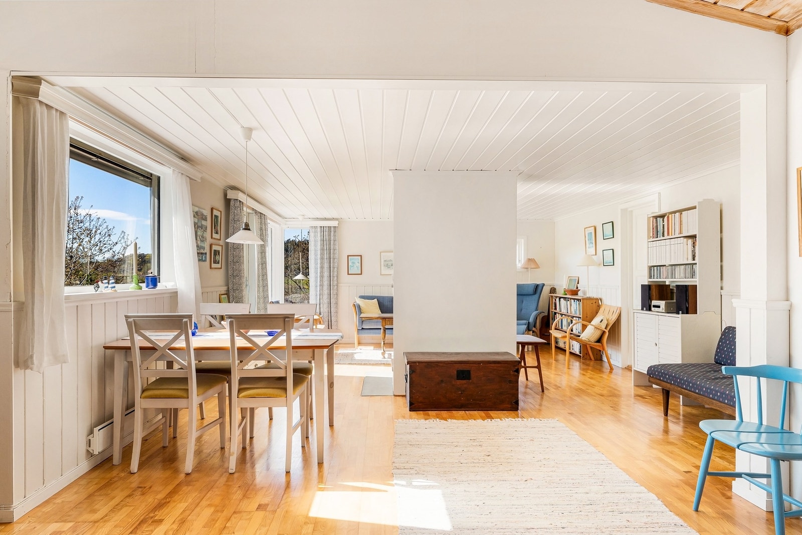 Hytta er koselig innredet og holder en typisk sommerhyttestandard , med for det meste klassisk parkett på gulvene og panel på veggene. Veggoverflatene er malt i lyse og sommerlige farger. Galleribilde