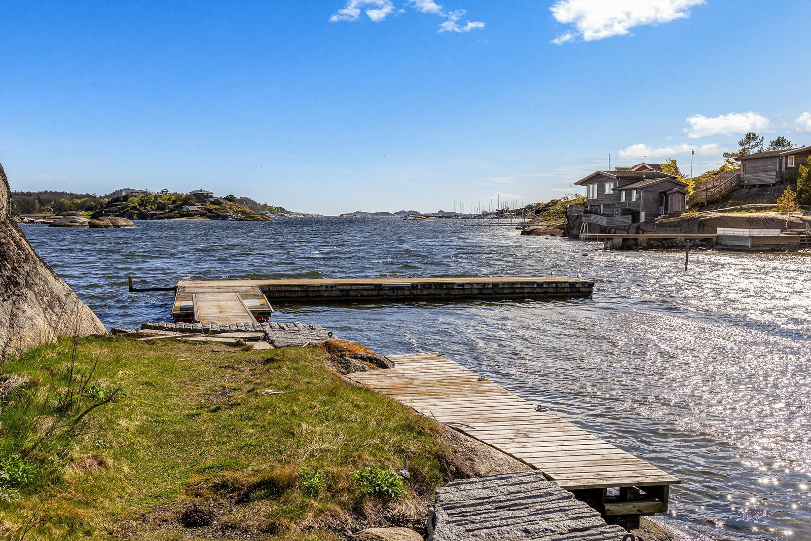 Det er kun få minutters gange til båtplass og fine bademuligheter i nærområdet. Galleribilde