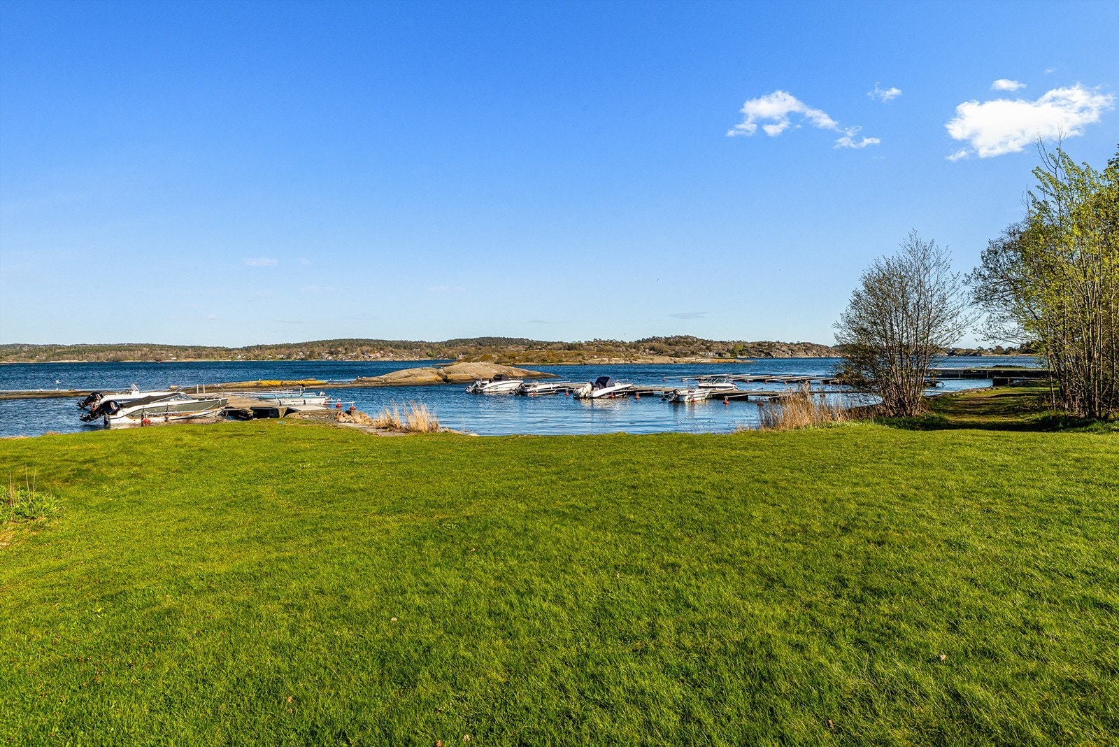 Området er en virkelig sommerperle i kjente Viksfjord. I populære og trygge omgivelser har hytteeierne i området hatt gode og flotte sommere i flere generasjoner. Her kan de håpefulle leke trygt i gode omgivelser. Galleribilde