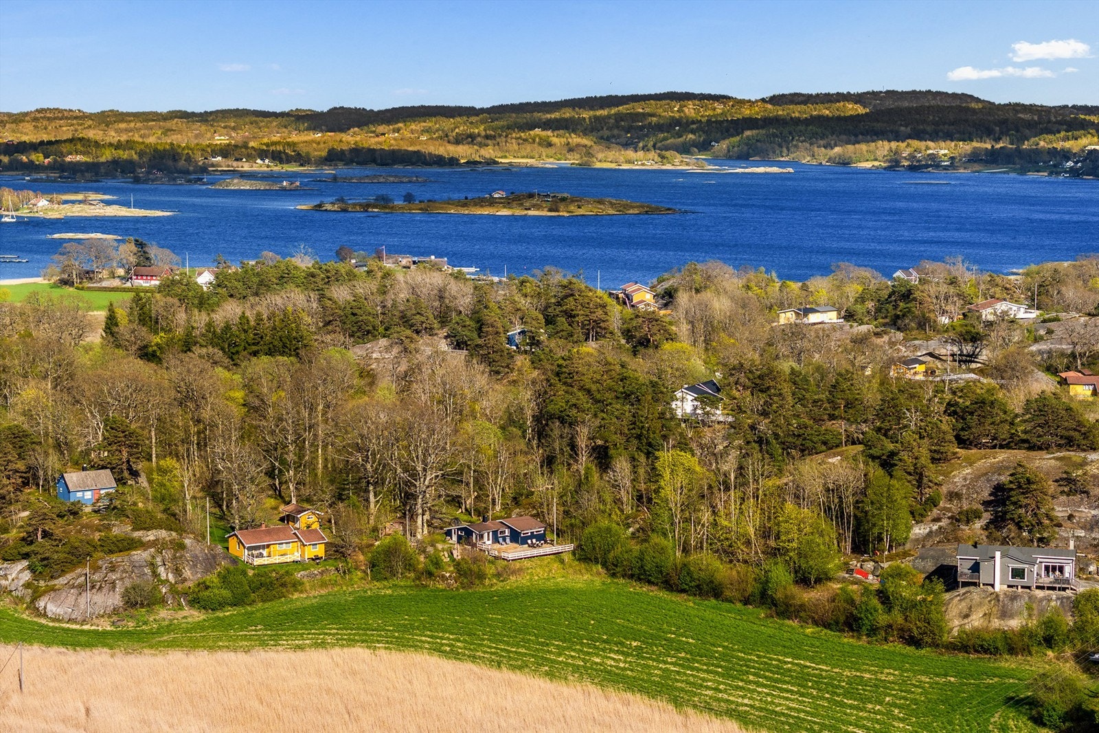 Med kort vei til sjøen og båtplass i gangavstand, ligger alt til rette for å nyte skjærgården og et rolig hytteliv. Galleribilde