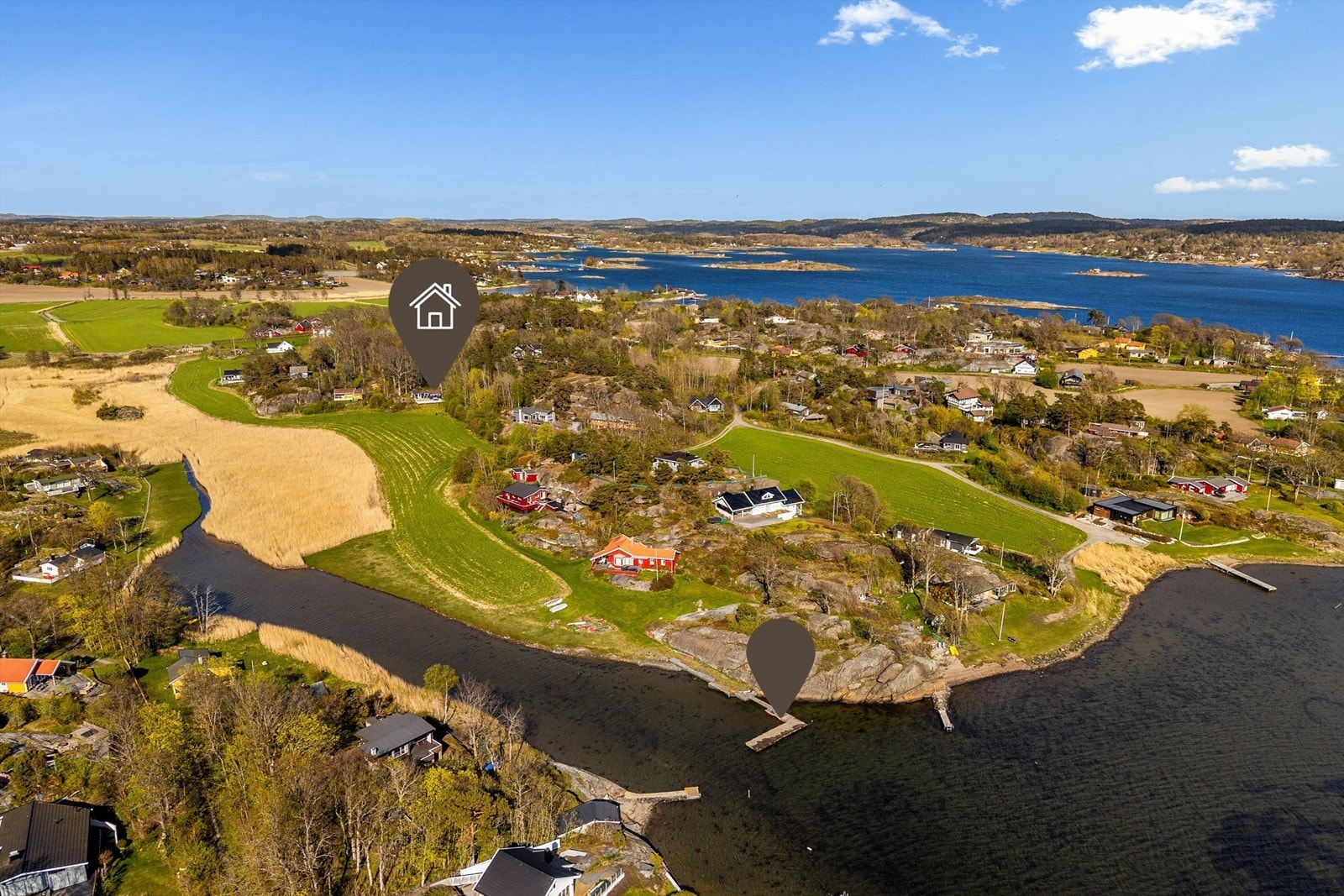 Fra hytteveggen er det kun en kort spasertur ned til sjøen med båtplass og fine bademuligheter. Galleribilde