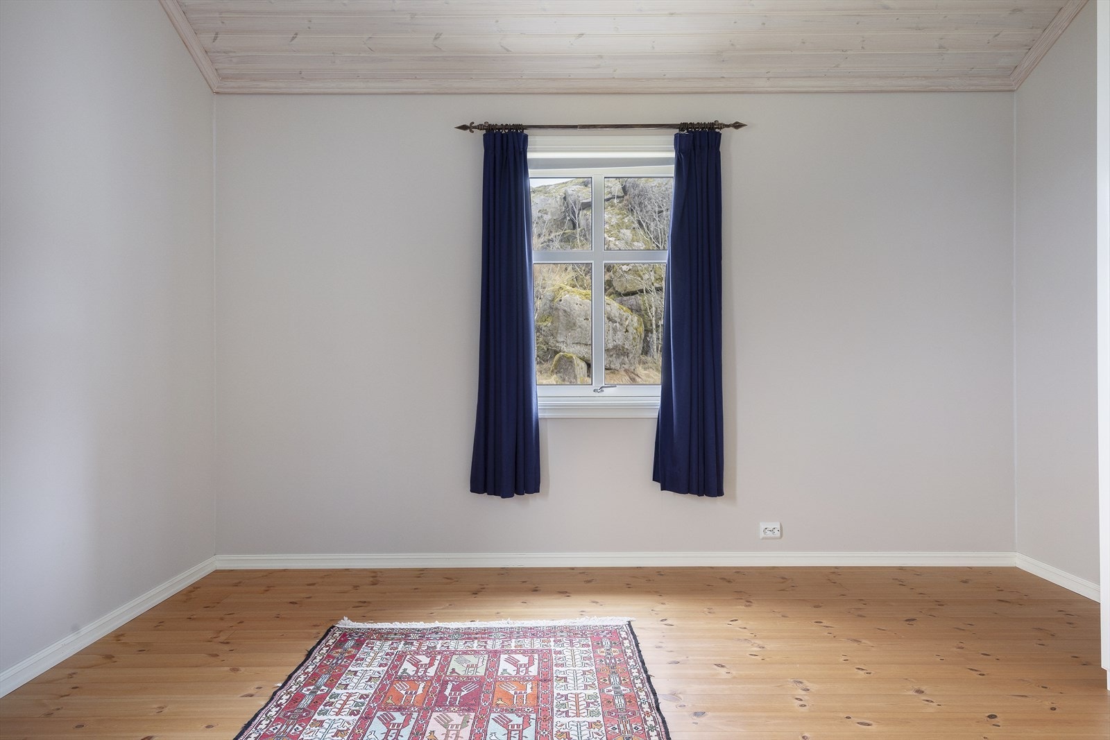 Store vindusflater gir godt med dagslys. Galleribilde