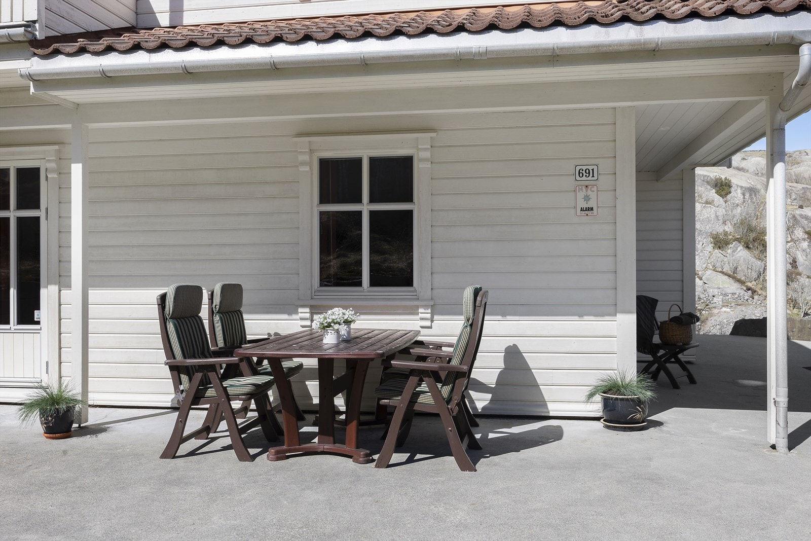 En del av uteplassen er overbygget, perfekt for dager med vekslende vær. Galleribilde