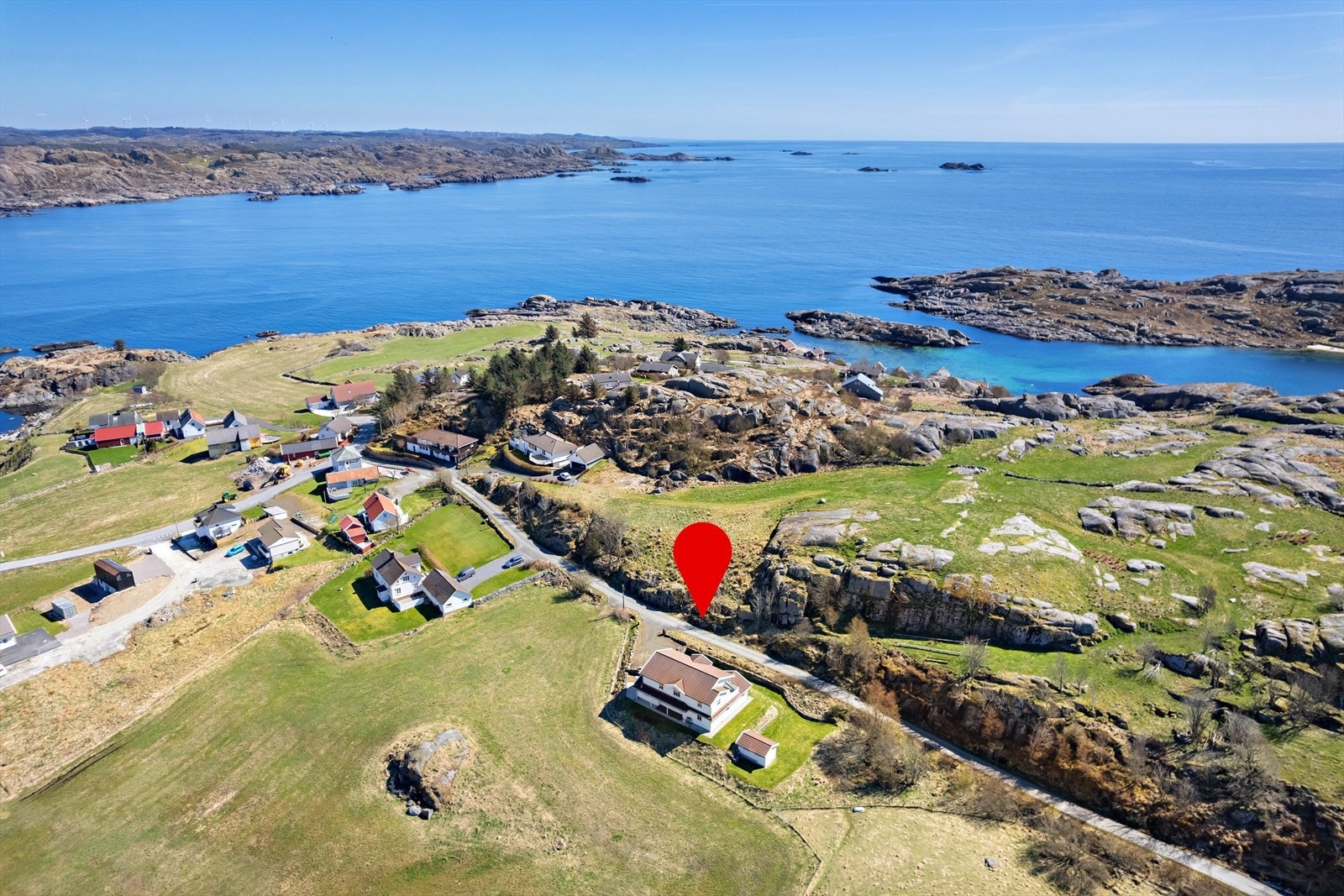 Boligen ligger i et mindre boligområde på vakre Nordre Eigerøy. Galleribilde