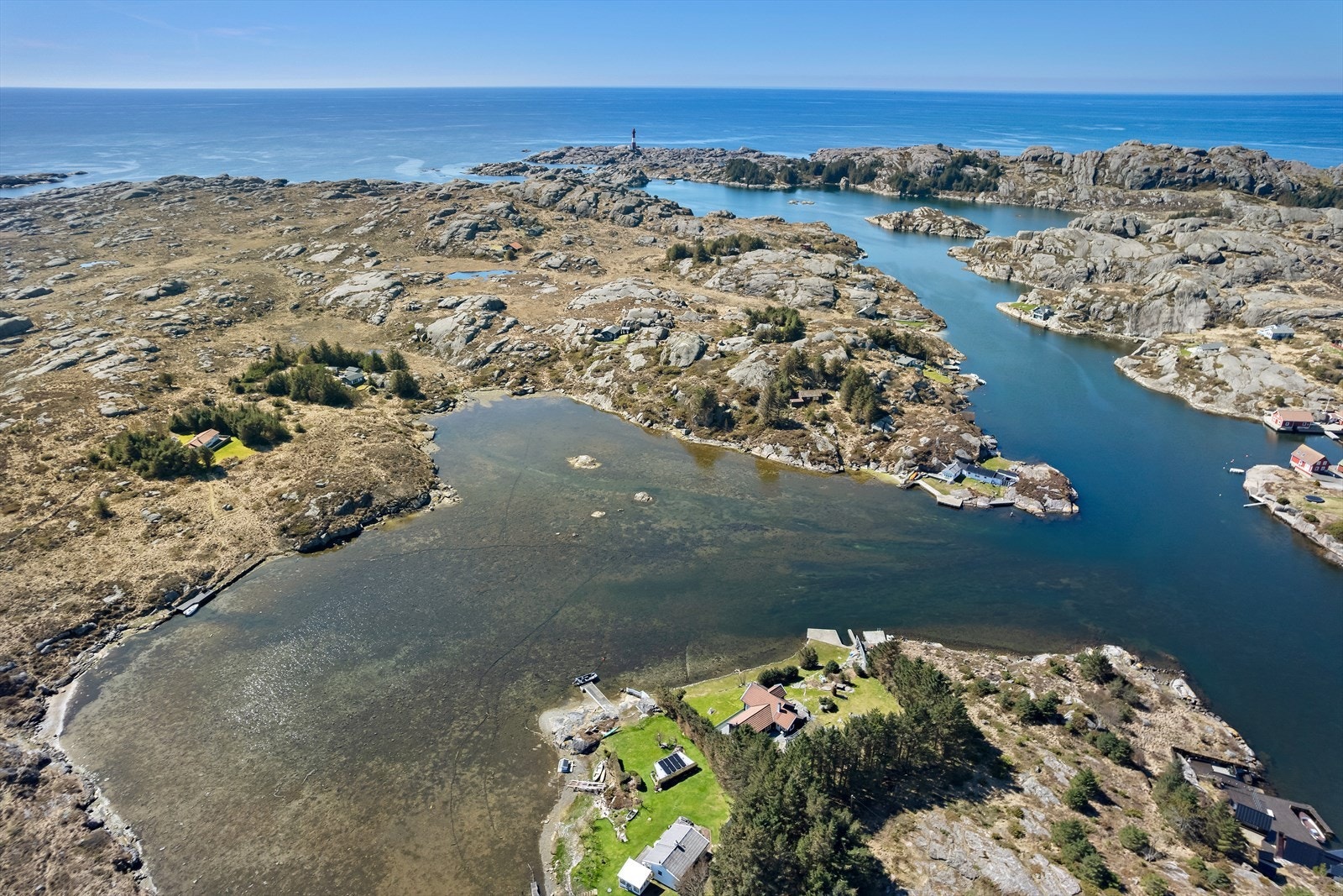 Idylliske viker og bukter preger kystlinjen på Nordre Eigerøy. Galleribilde