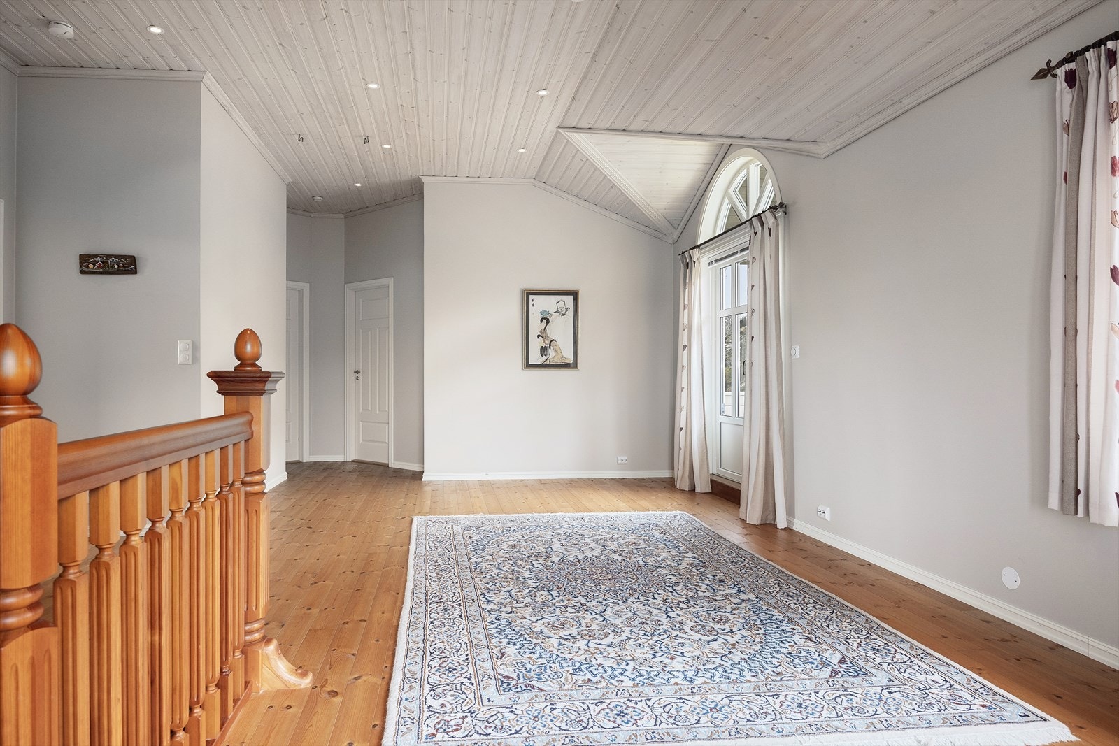 Skråtak og trepanel gir rommet en lun og koselig karakter. Galleribilde