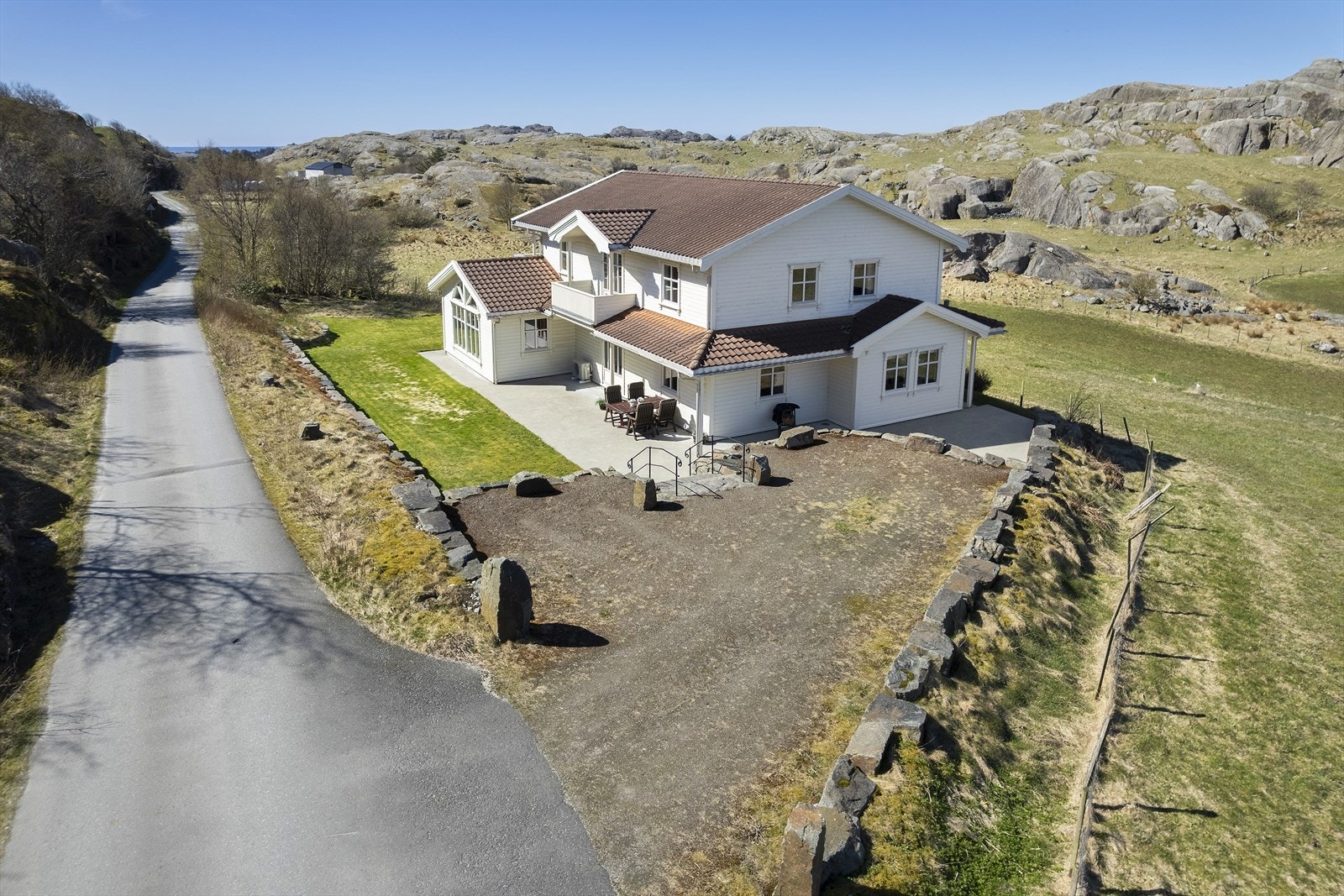 Eiendommen ligger fritt og åpent til i landskapet. Galleribilde