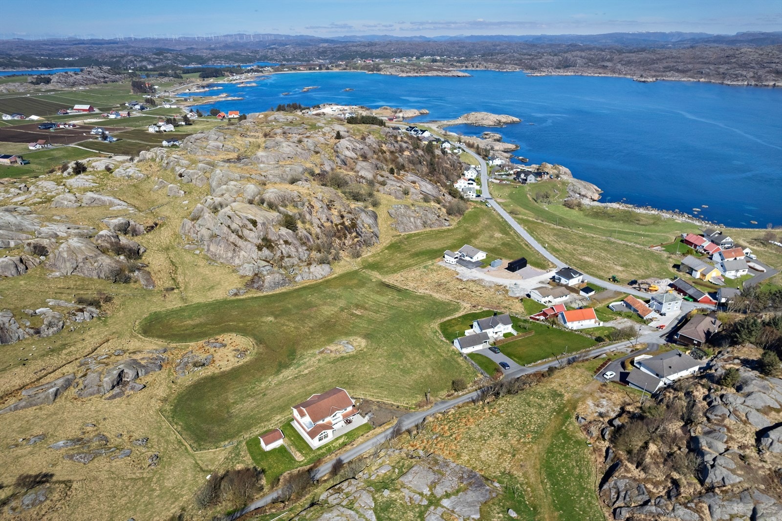 Det er ca. 10 km til Egersund sentrum med butikker og servicetilbud. Galleribilde