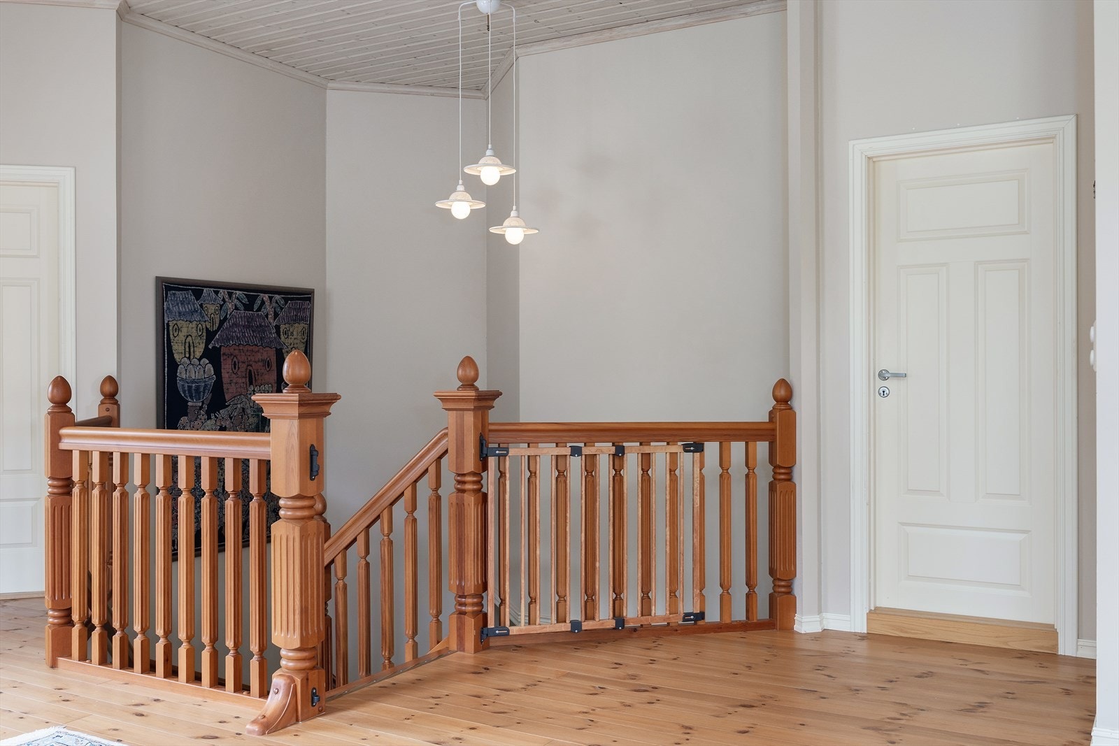 Lys loftstue med gulvbord av heltre. Galleribilde