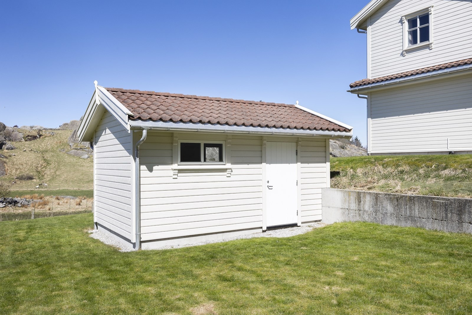 Den frittstående boden matcher boligens stil og gir verdifull oppbevaringsplass. Boden er ikke byggesøkt og godkjent av Eigersund kommune. Galleribilde