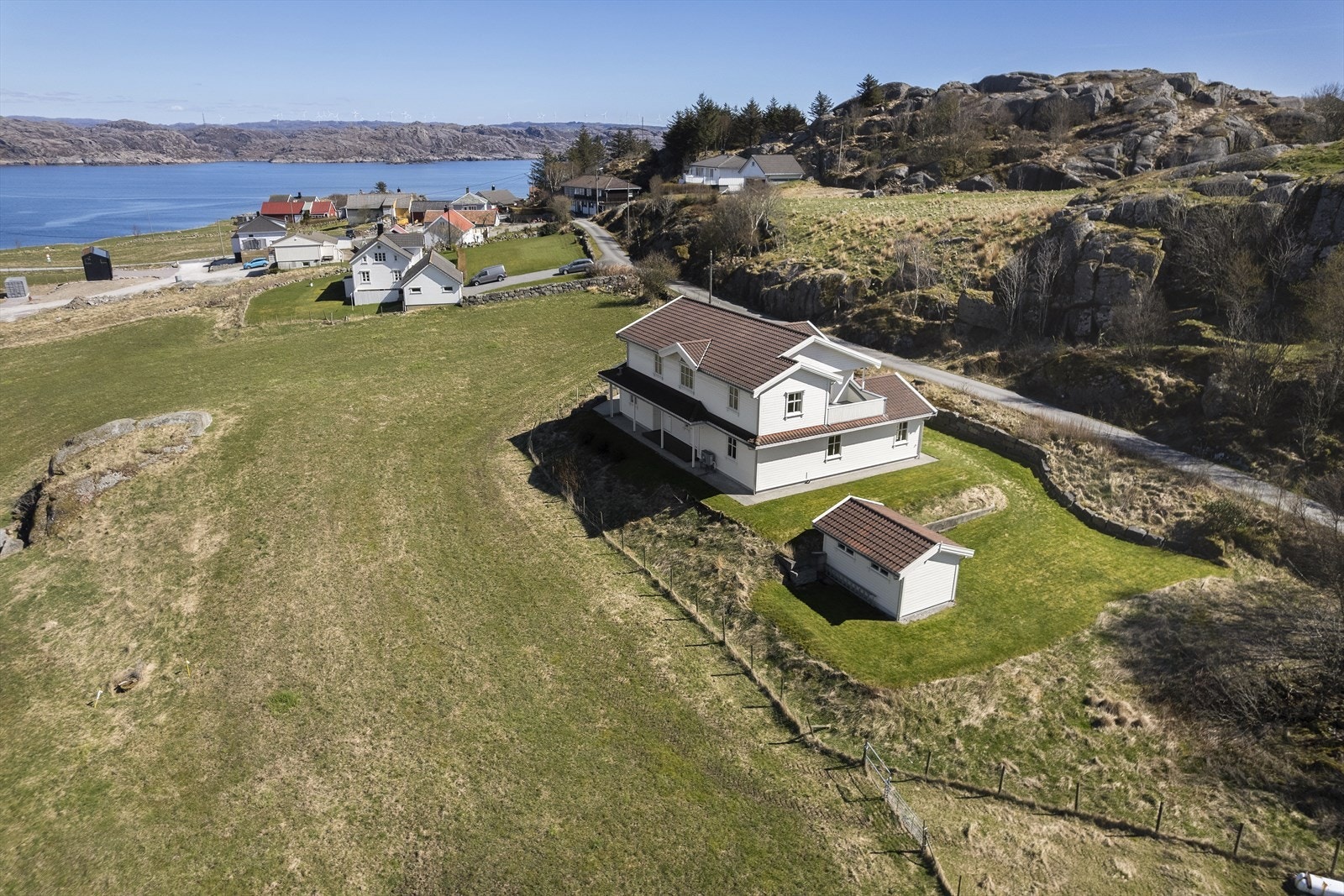 Her bor man i pakt med naturen, med sjøen og svabergene som nærmeste nabo. Galleribilde