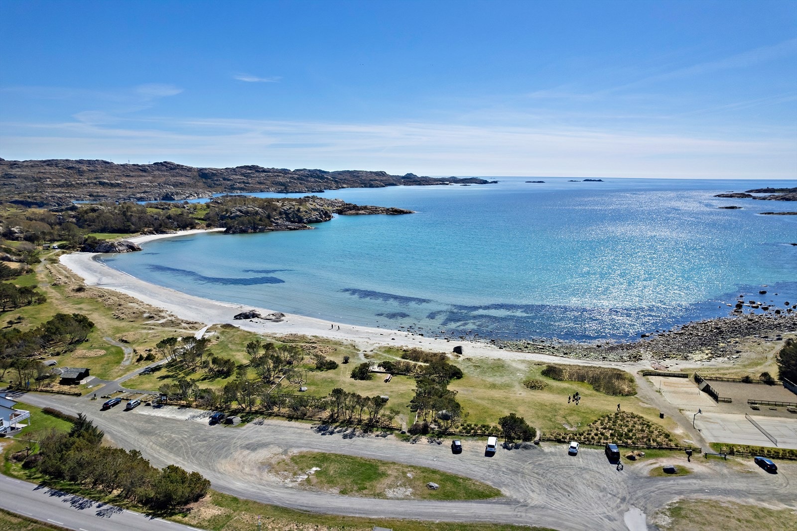 Beliggenheten på Nordre Eigerøy er idyllisk og rolig, med kort gangavstand til den populære badestranden Skadbergsanden. Galleribilde