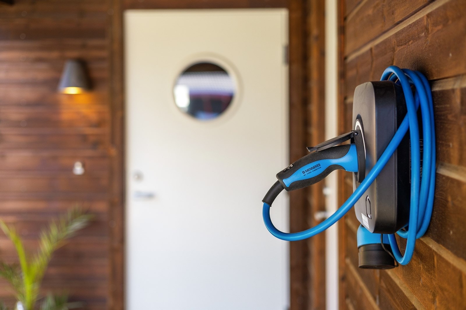 Det er installert lader for el-bil i carporten. Galleribilde