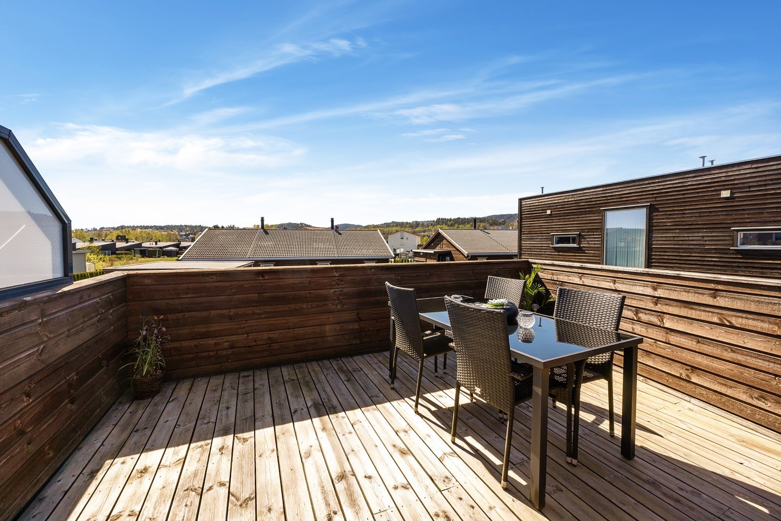 Fra stuen er det utgang til en stor veranda på 20 m². Galleribilde