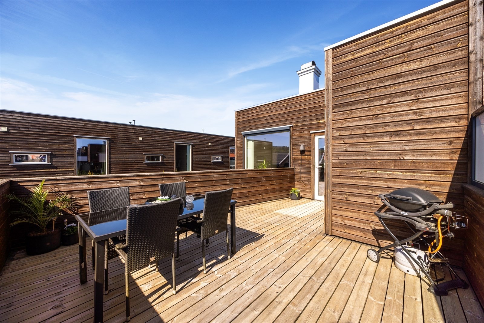Dette er en flott uteplass med god plass til både sittegruppe og grill, og fungerer som en fin utvidelse av stuen på sommerstid. Galleribilde