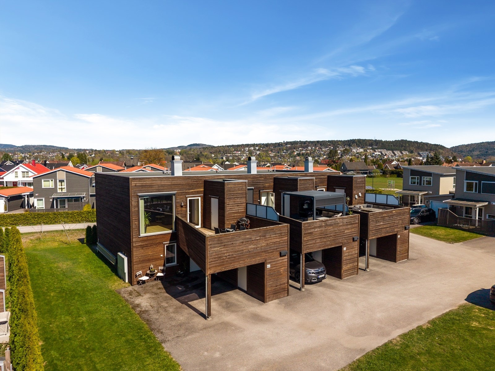 Boligen har uteplasser på begge plan og en carport med lader til el-bil. Galleribilde