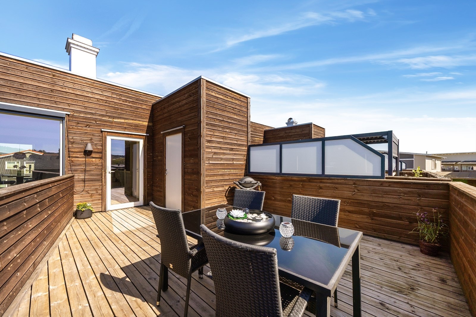 Verandaen har gode solforhold og god plass til sittegruppe og grill. Galleribilde