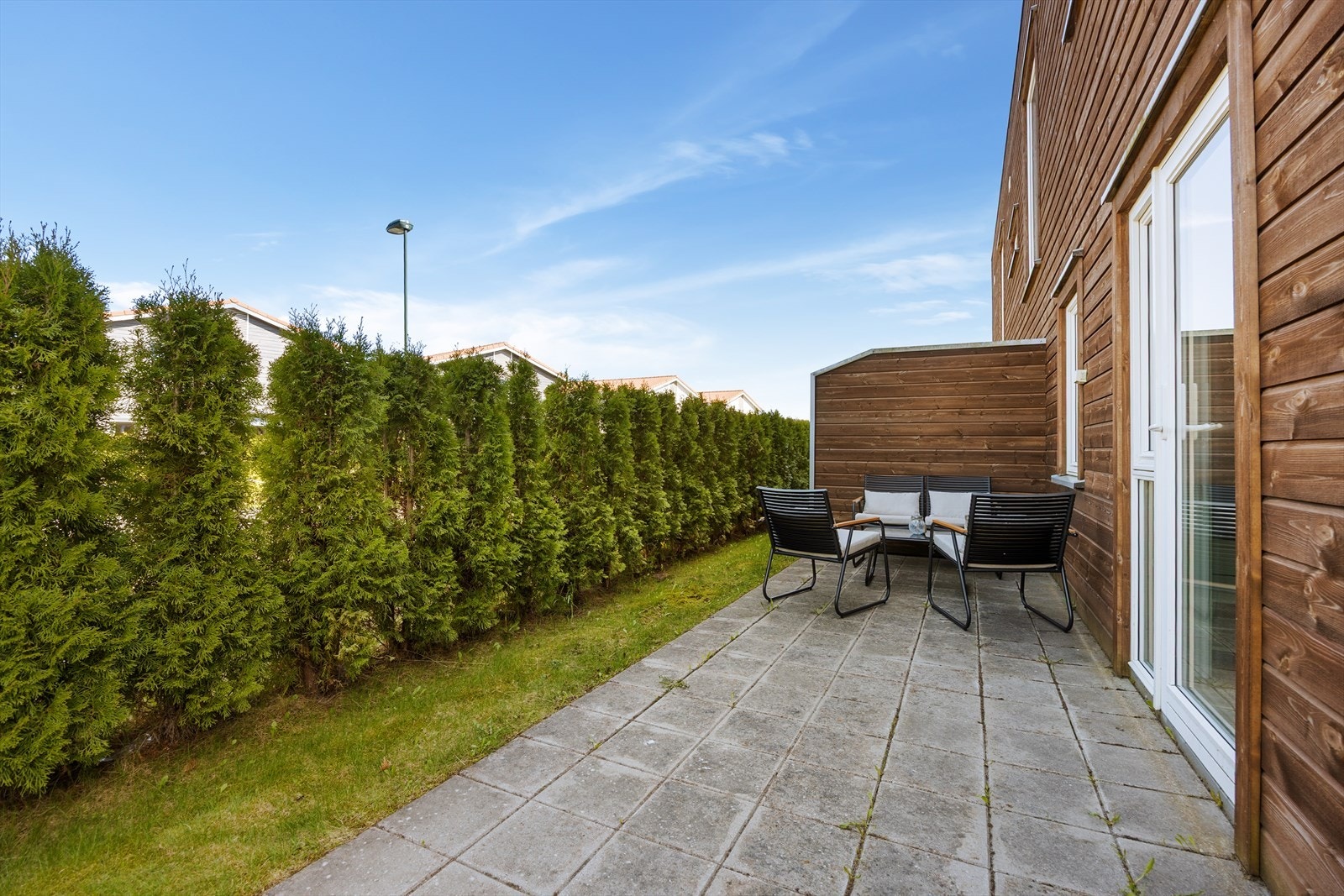 Uteplassen i første etasje er på 13 m² og har direkte tilknytning til hovedsoverom. Galleribilde