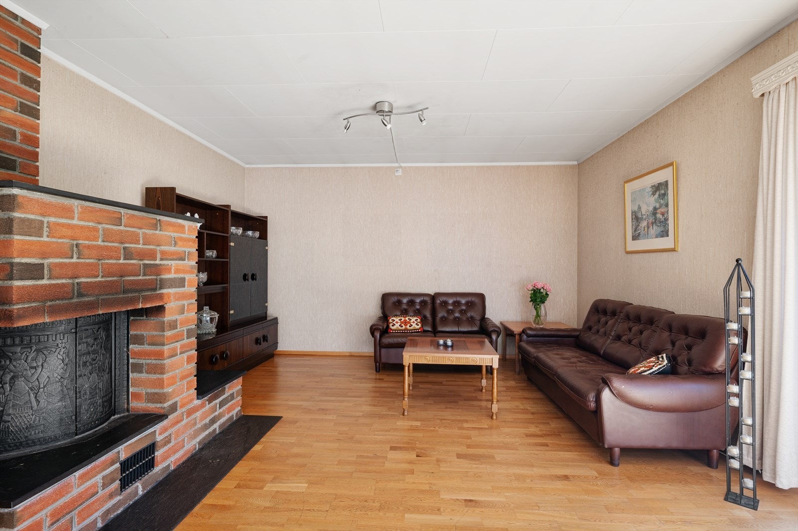 God plass til sofaseksjon og mediamøbler. Galleribilde