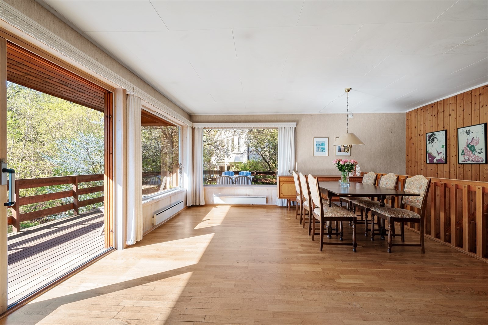Store vindusflater og mye lys. Galleribilde