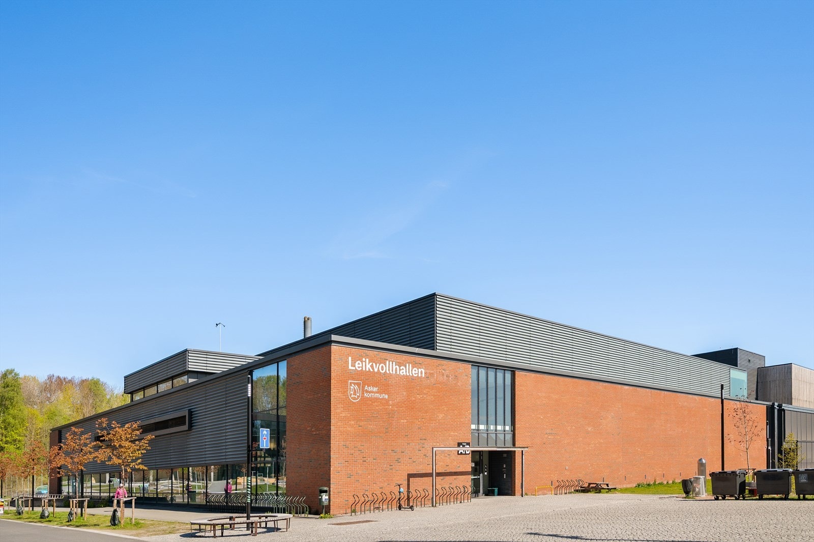 Leikvollhallen med hånballbaner, basketballbaner, volleyballbaner og badmintonbaner. Galleribilde