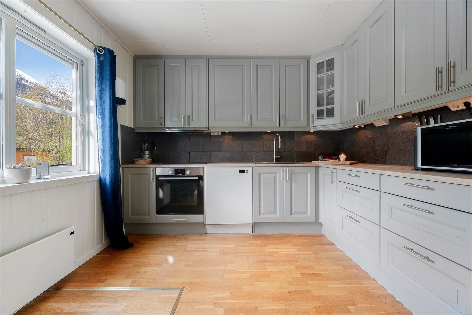 Hovedplan Kjøkken, pen kjøkkeninnredning laminerte skrog med laminerte profilerte fronter, laminert benkeplate med nedfelt oppvaskkum i stål med ett-greps blandebatteri Fotograf: Maren Terese Forsbakk Galleribilde