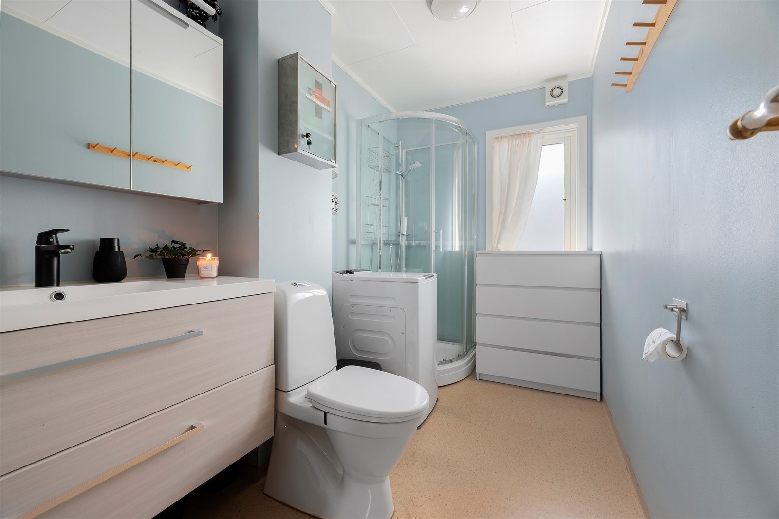 Hovedplan - Bad med dusjkabinett og opplegg for vaskemaskin Fotograf: Maren Terese Forsbakk Galleribilde