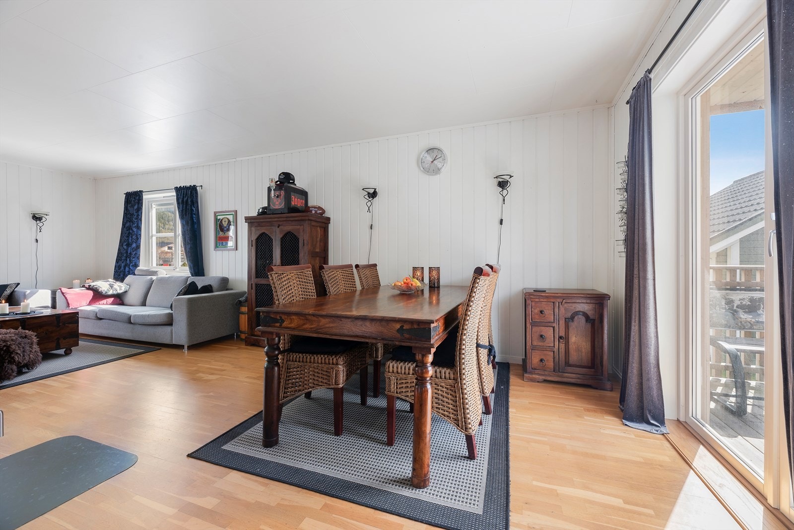 Hovedplan -Spisestue/stue - godt med vindu som slipper inn fint naturlig lys Fotograf: Maren Terese Forsbakk Galleribilde