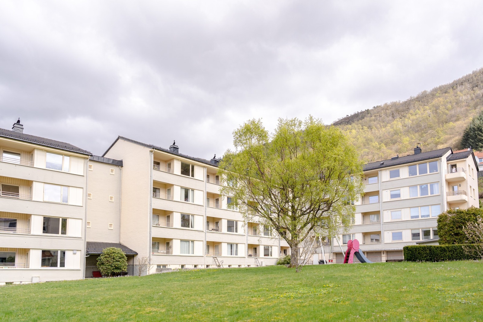 Borettslaget har pent opparbeidede uteområder som kan benyttes av andelseierne. Galleribilde