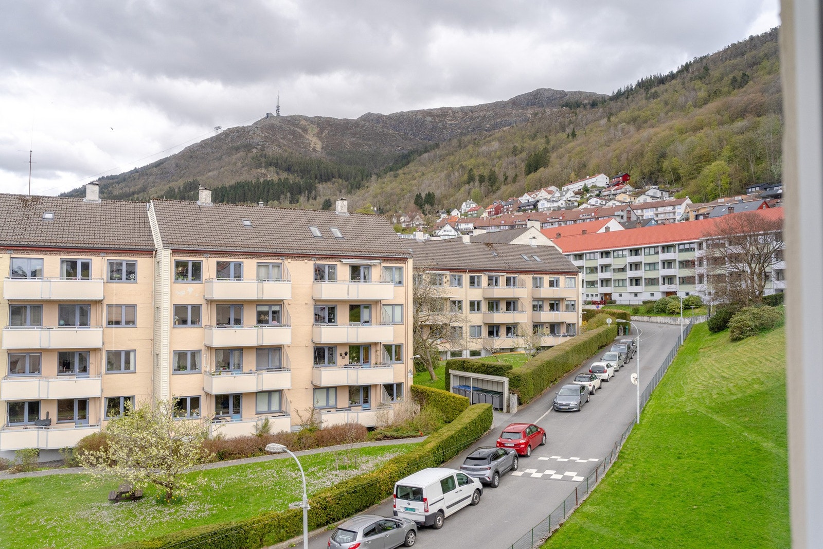Utsikt fra kjøkkenvinduet blant annet mot Ulriken. Galleribilde