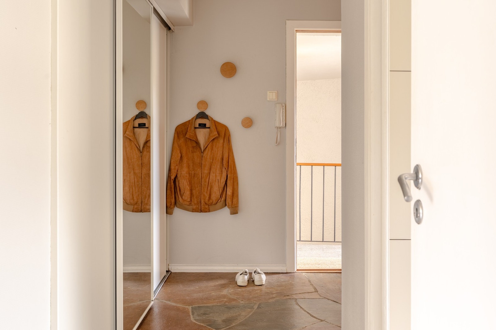 Her er det god plass til oppbevaringsplass i en praktisk skyvedørsgarderobe. Galleribilde