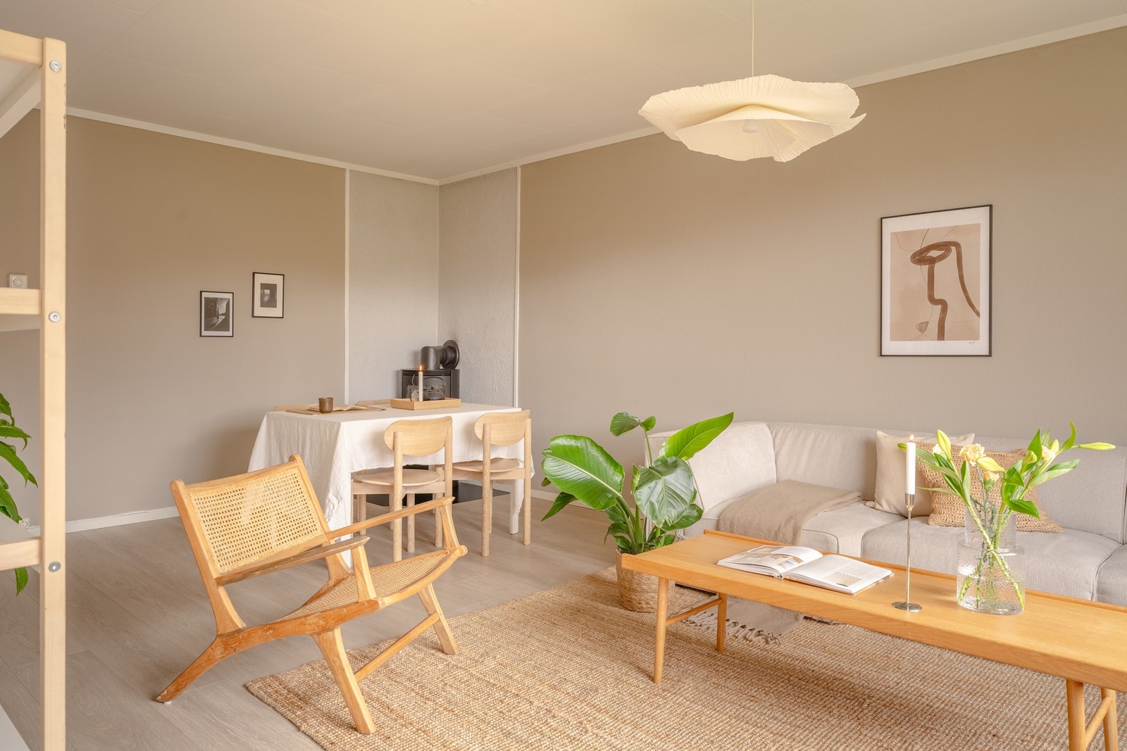 Det er god plass både til den favoriserte sofakroken og spisebord. Galleribilde
