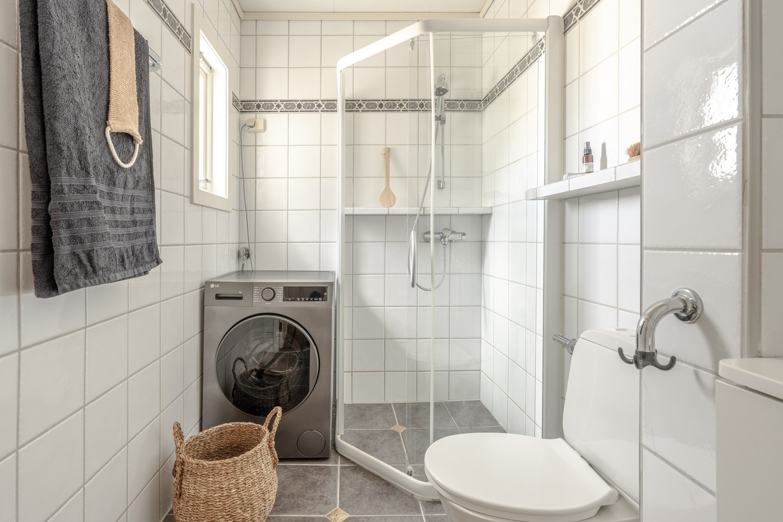 Badet måles til 3,7 kvm. og er helfliset med underliggende varmekabler. Her er det opplegg for vaskemaskin og plass til tørketrommel. Galleribilde