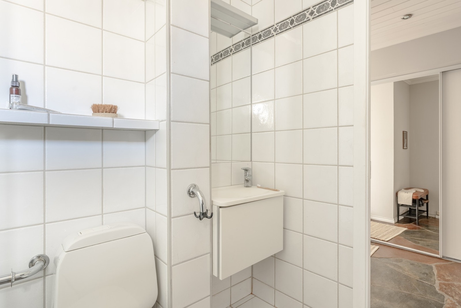 Badet er ellers innredet med toalett, dusjhjørne og baderomsmøblement med speil og belysning. Galleribilde